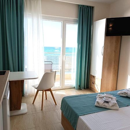 Navarino Luxe Suites Peraía Екстериор снимка