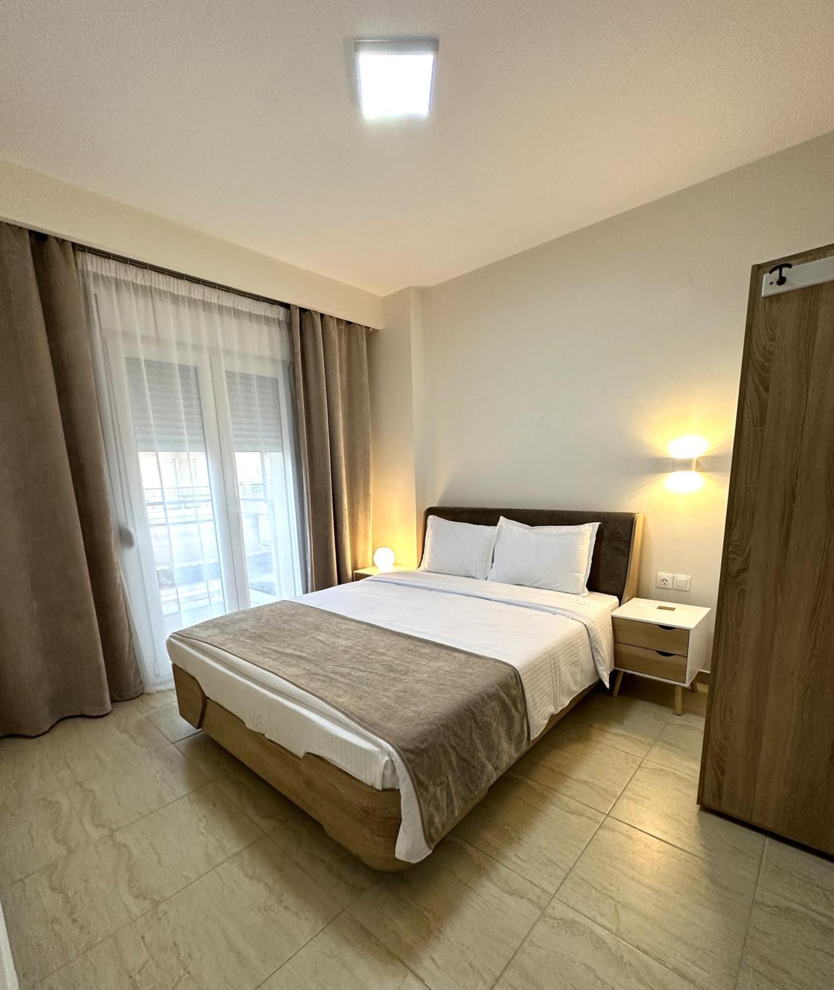 Navarino Luxe Suites Peraía Екстериор снимка