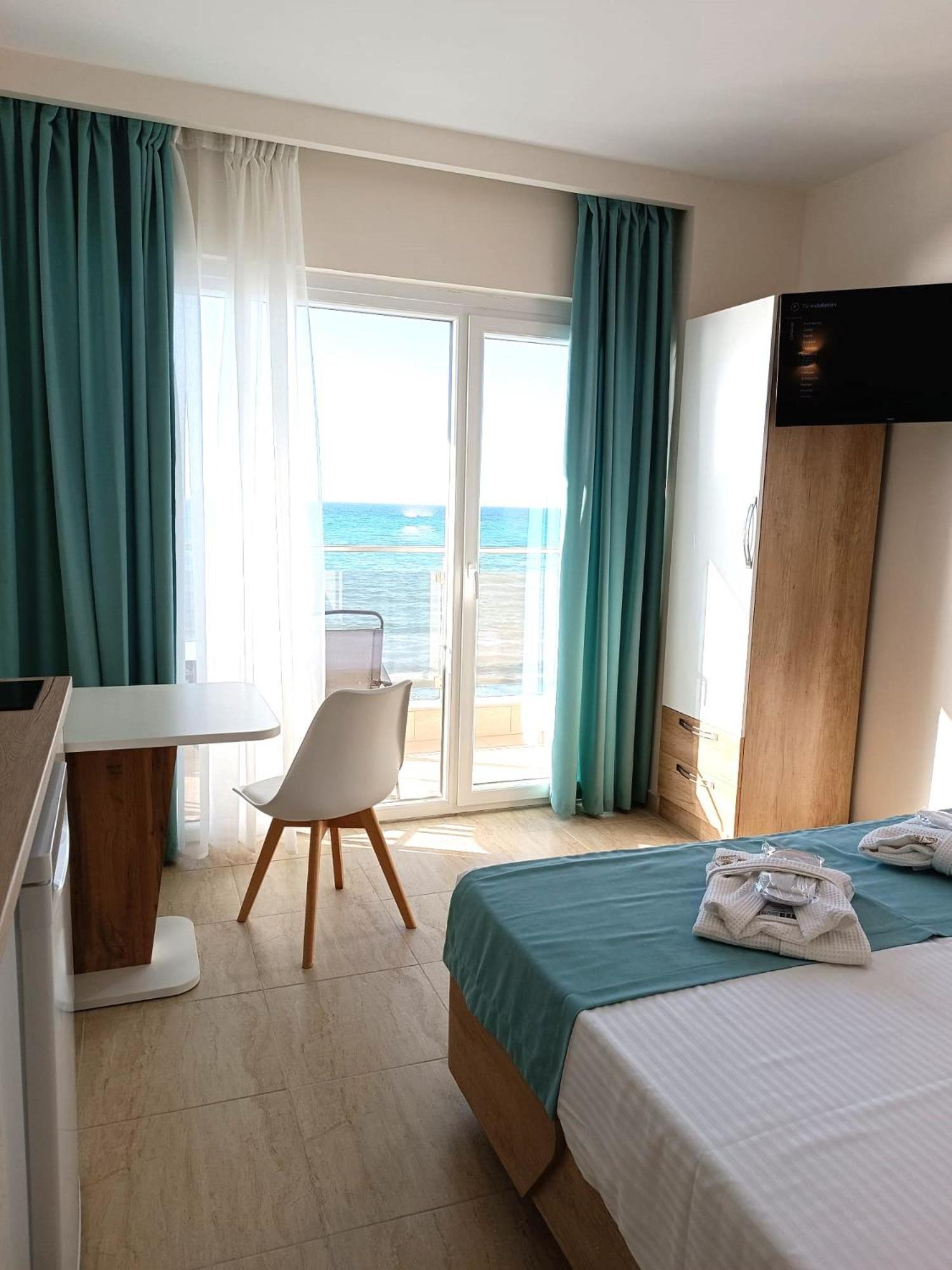 Navarino Luxe Suites Peraía Екстериор снимка