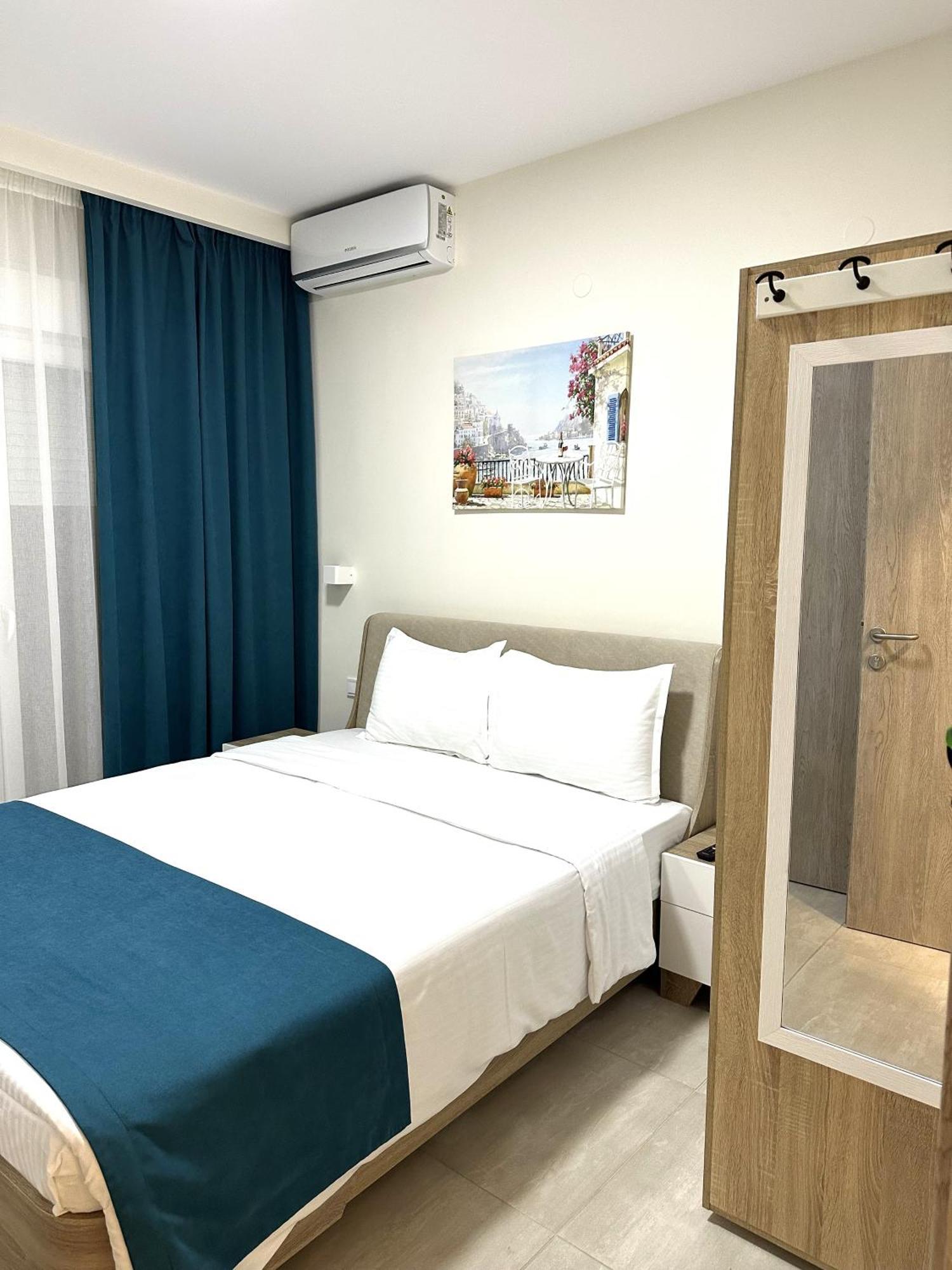 Navarino Luxe Suites Peraía Екстериор снимка
