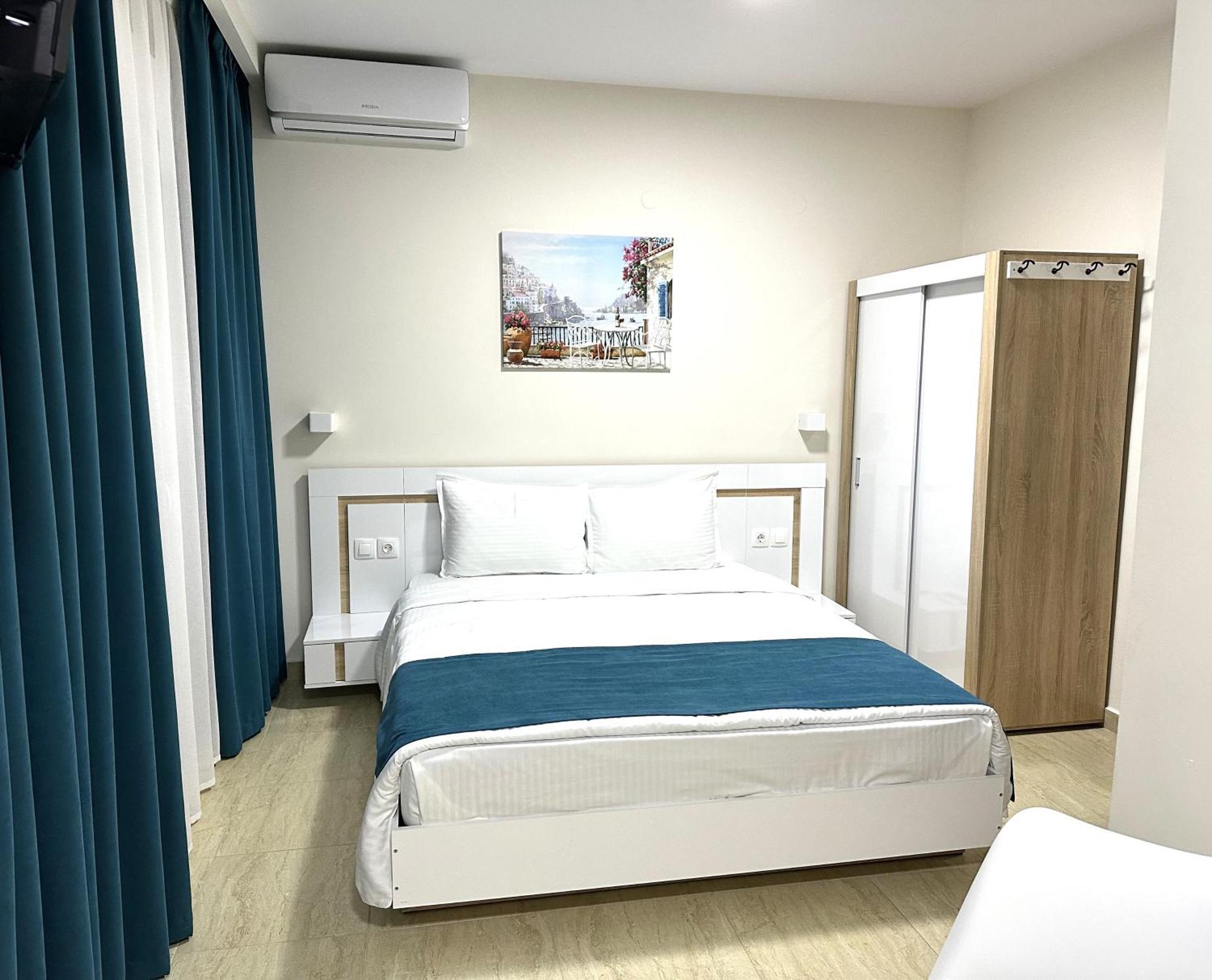 Navarino Luxe Suites Peraía Екстериор снимка