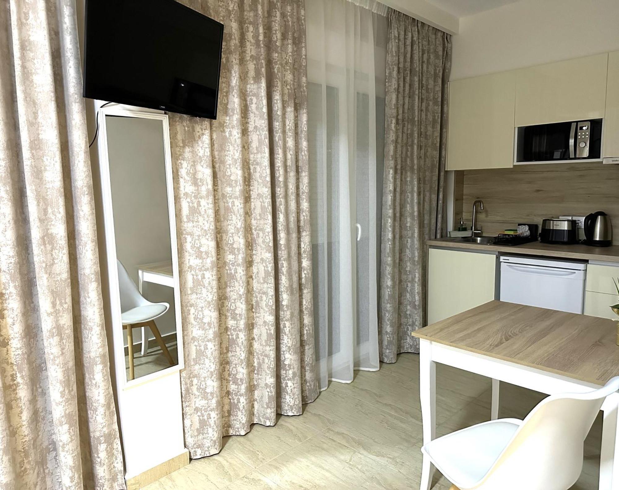 Navarino Luxe Suites Peraía Екстериор снимка
