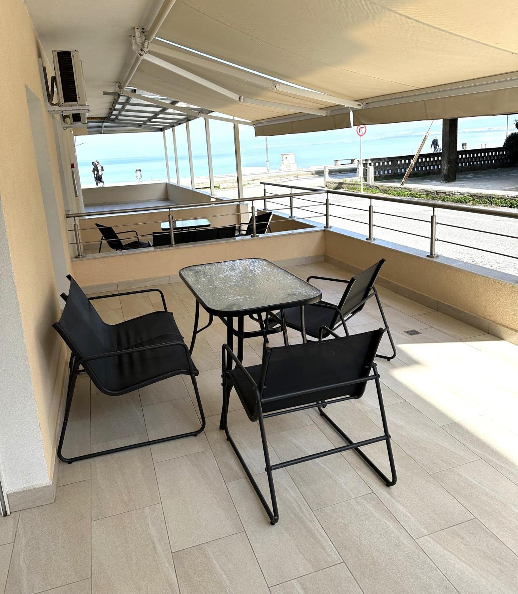 Navarino Luxe Suites Peraía Екстериор снимка