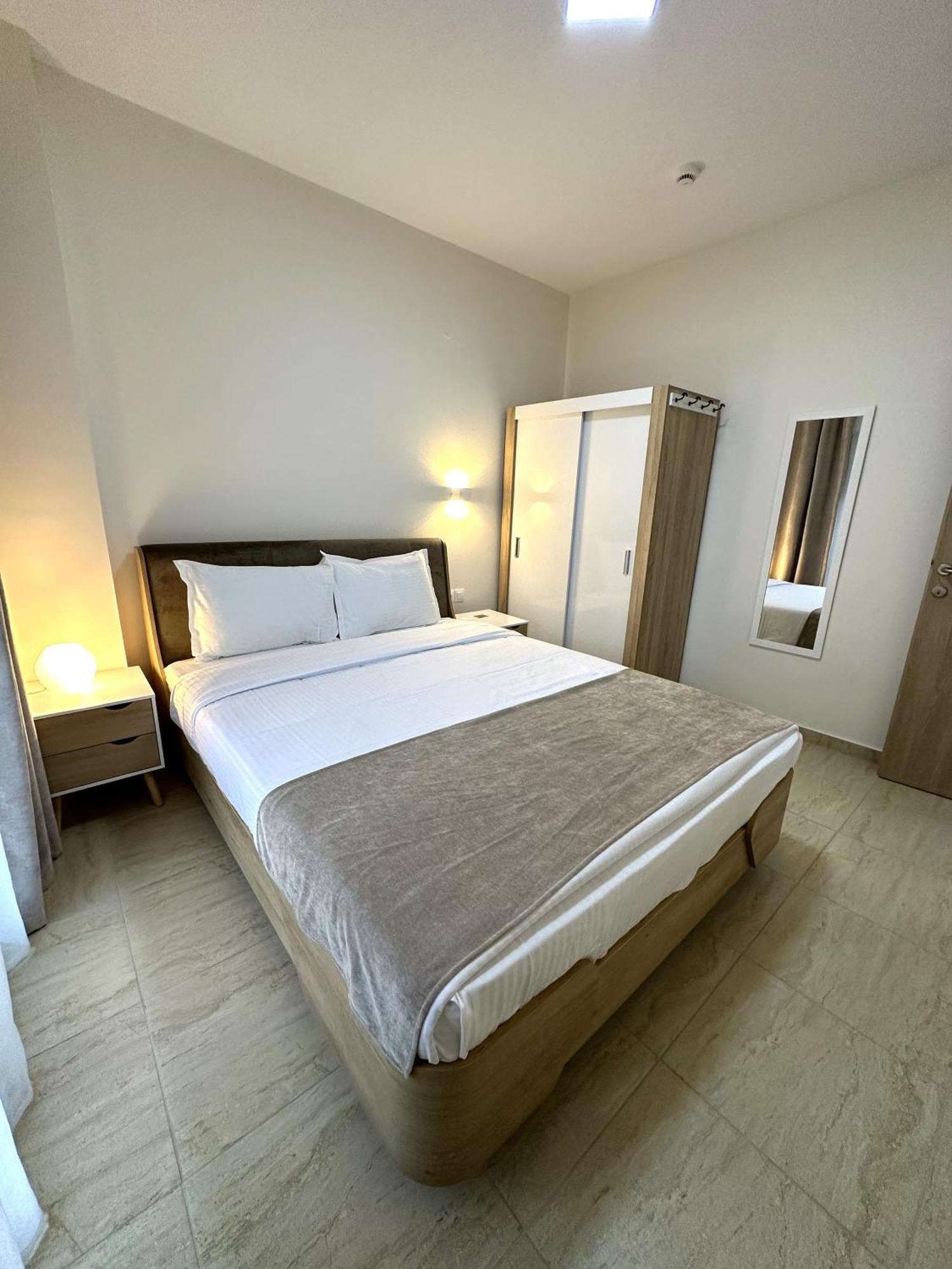 Navarino Luxe Suites Peraía Екстериор снимка