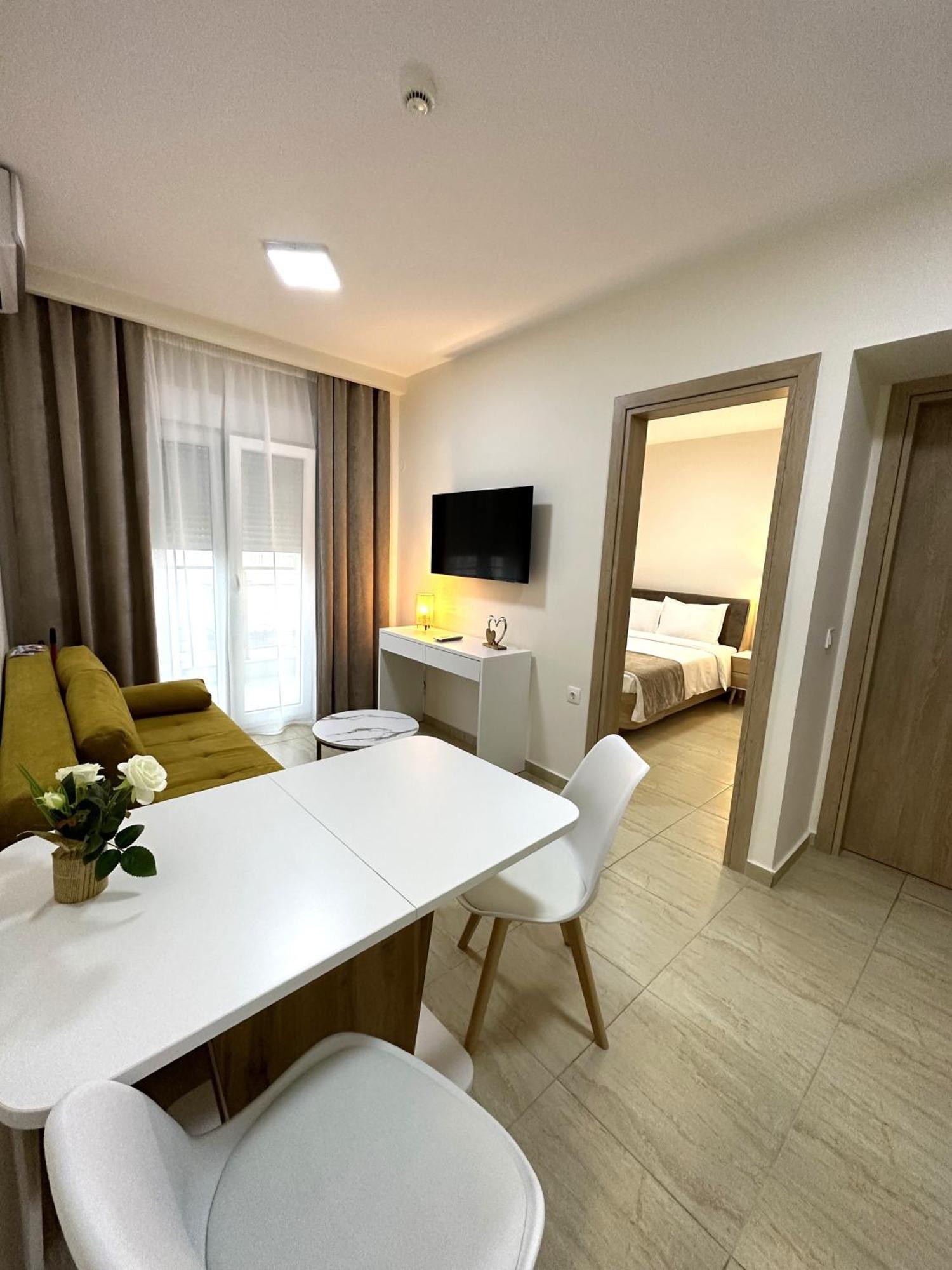 Navarino Luxe Suites Peraía Екстериор снимка