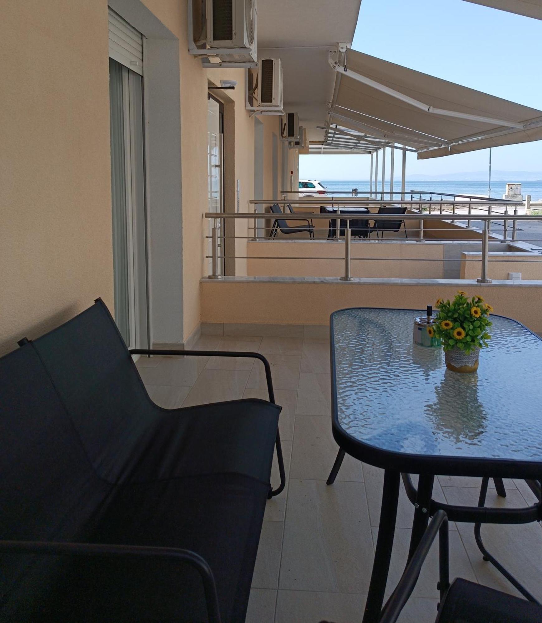 Navarino Luxe Suites Peraía Екстериор снимка