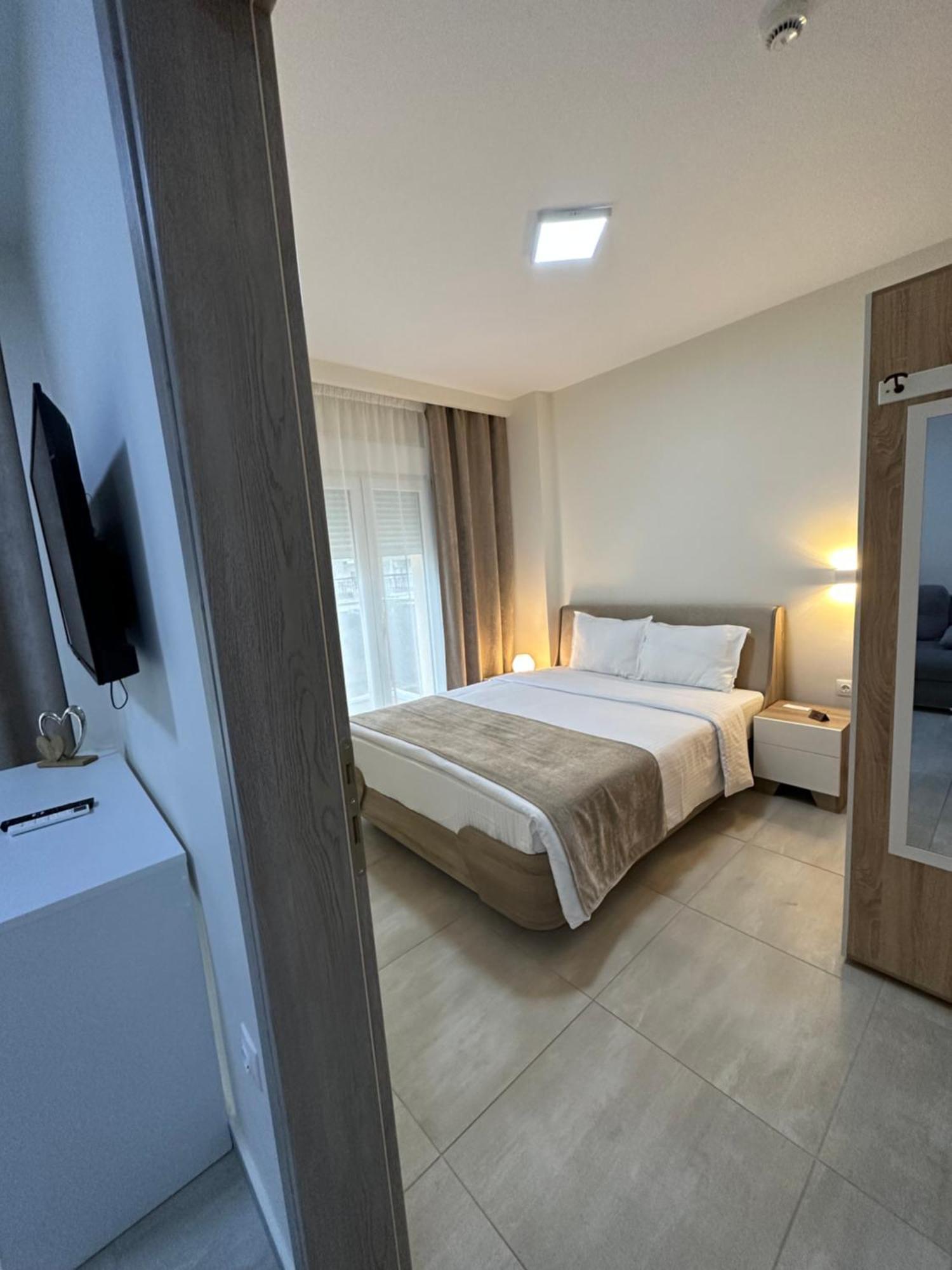 Navarino Luxe Suites Peraía Екстериор снимка