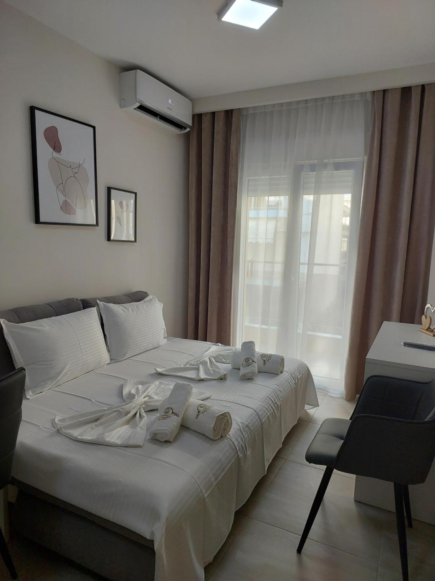 Navarino Luxe Suites Peraía Екстериор снимка