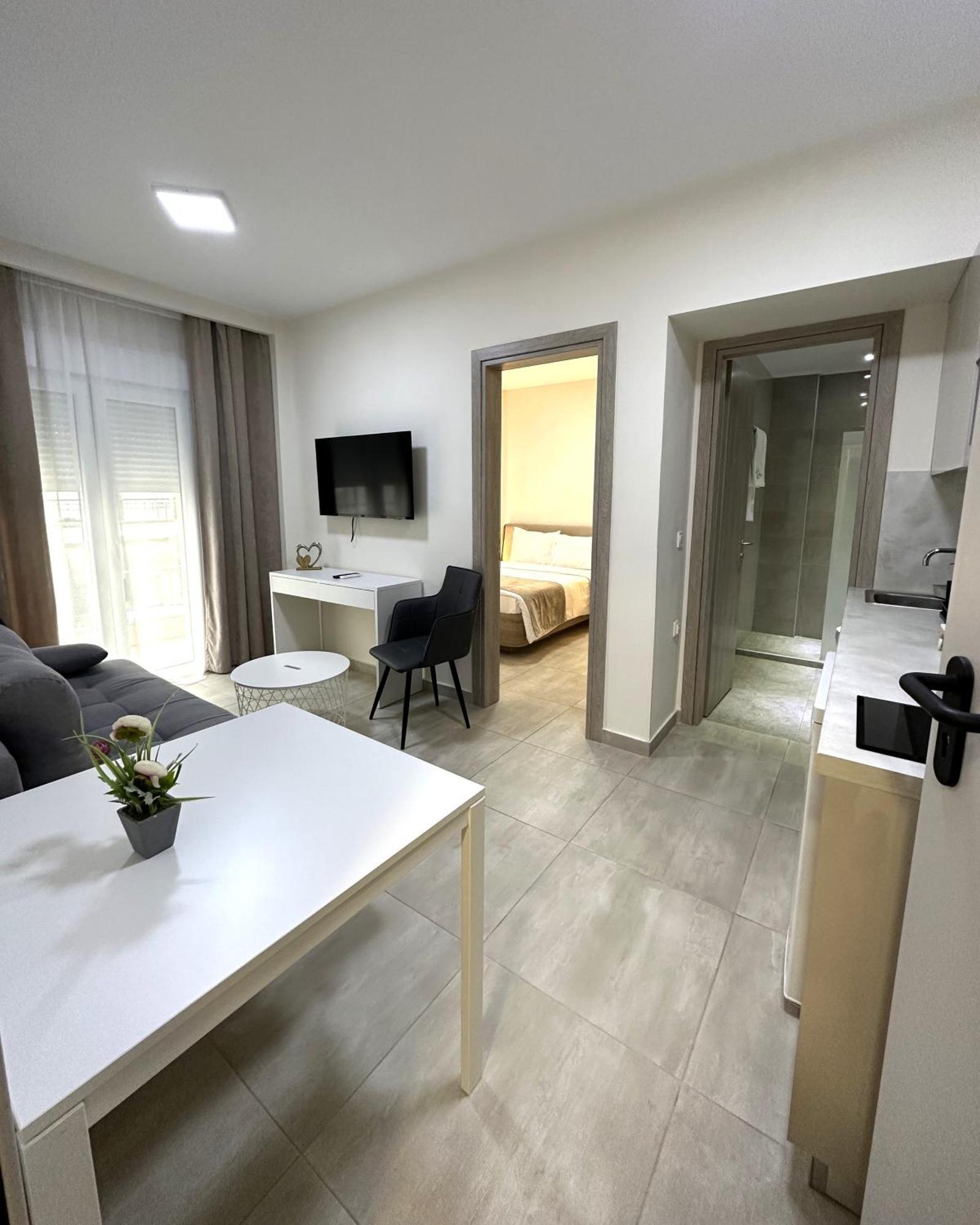 Navarino Luxe Suites Peraía Екстериор снимка