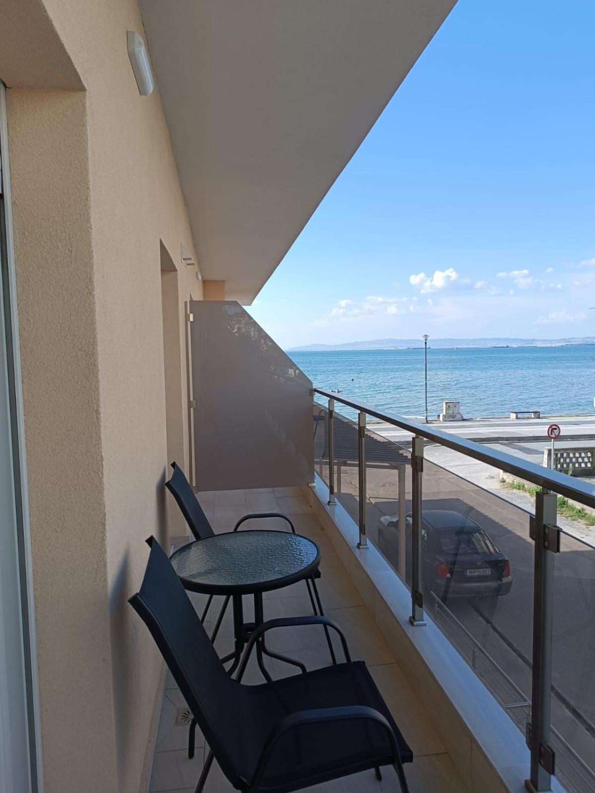 Navarino Luxe Suites Peraía Екстериор снимка