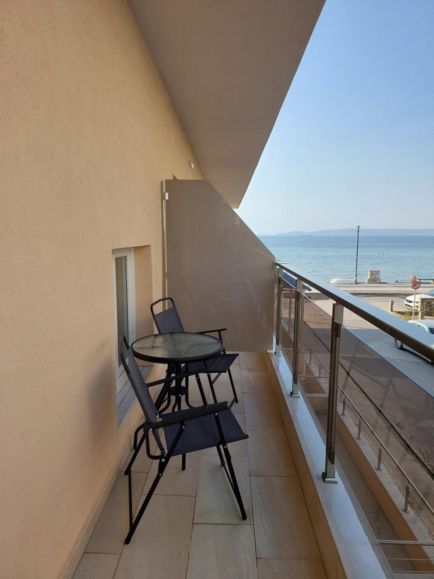 Navarino Luxe Suites Peraía Екстериор снимка