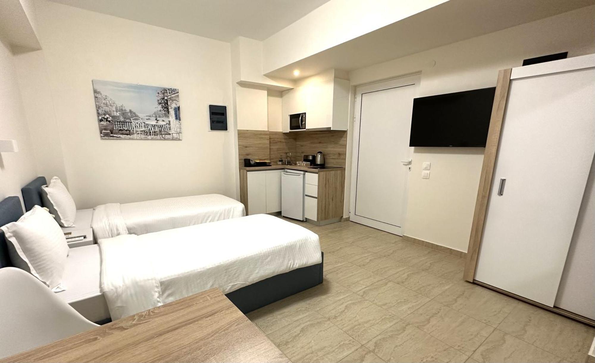 Navarino Luxe Suites Peraía Екстериор снимка