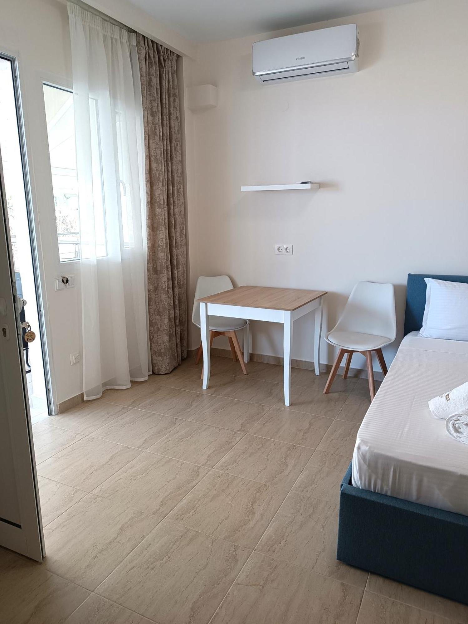 Navarino Luxe Suites Peraía Екстериор снимка