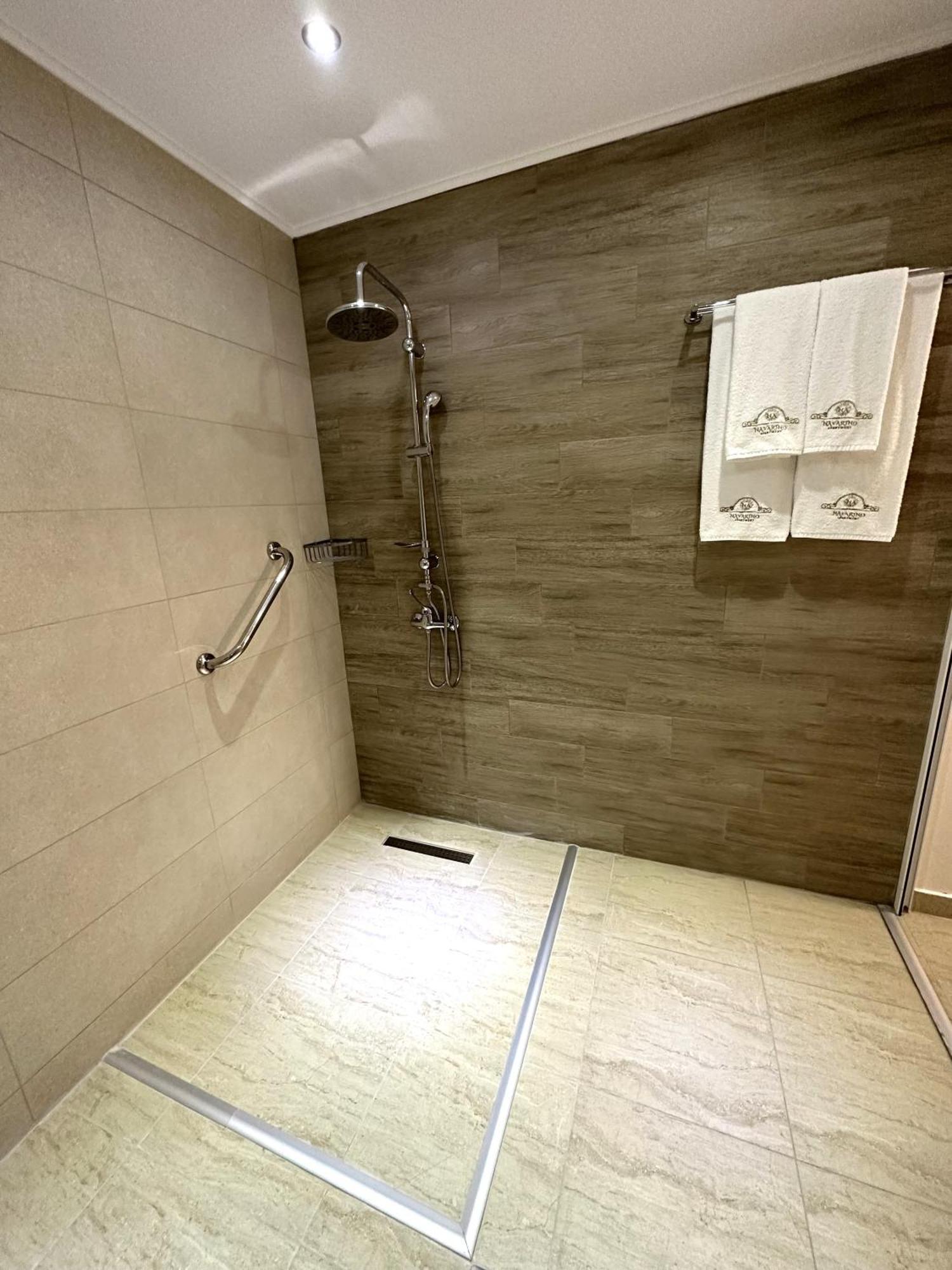 Navarino Luxe Suites Peraía Екстериор снимка