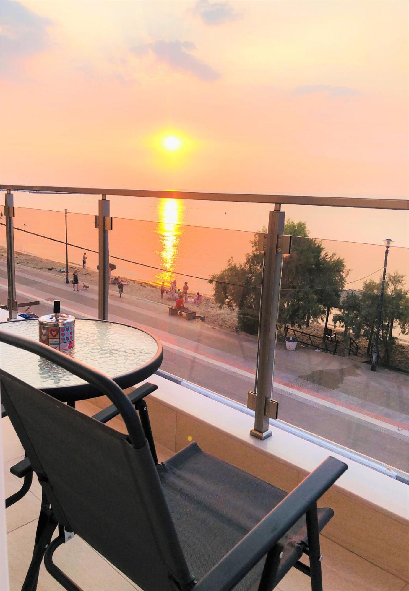 Navarino Luxe Suites Peraía Екстериор снимка