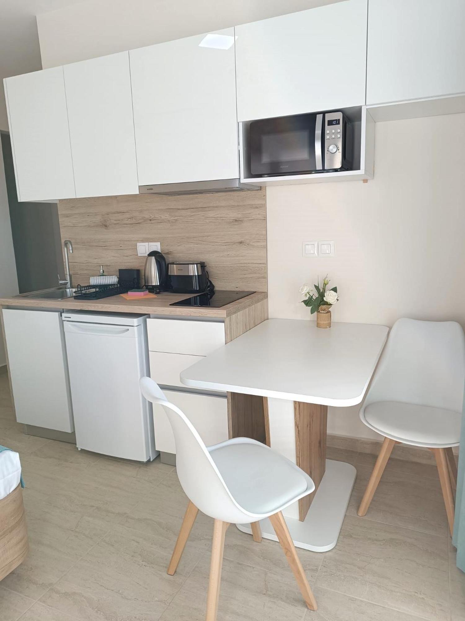 Navarino Luxe Suites Peraía Екстериор снимка