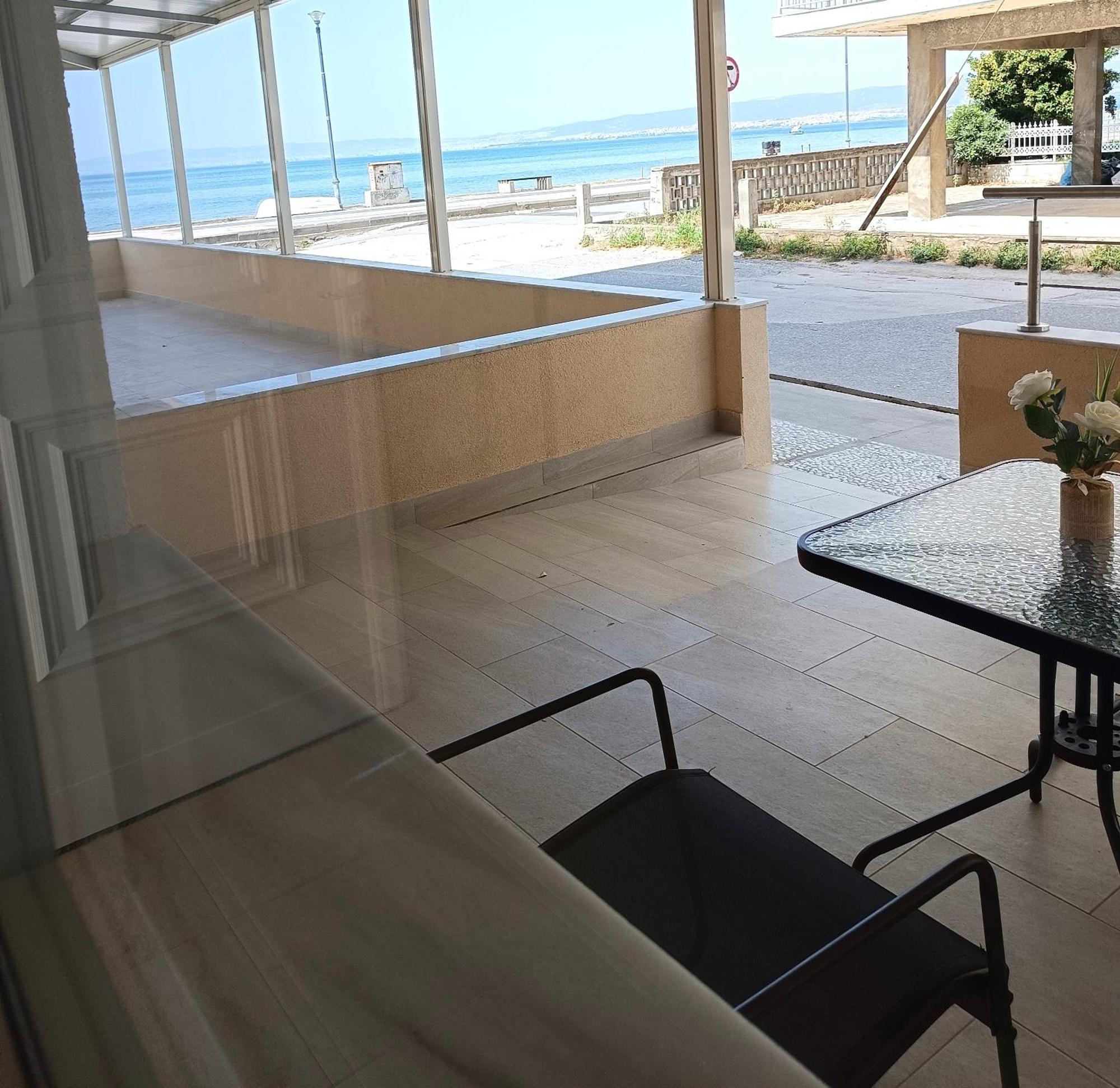 Navarino Luxe Suites Peraía Екстериор снимка