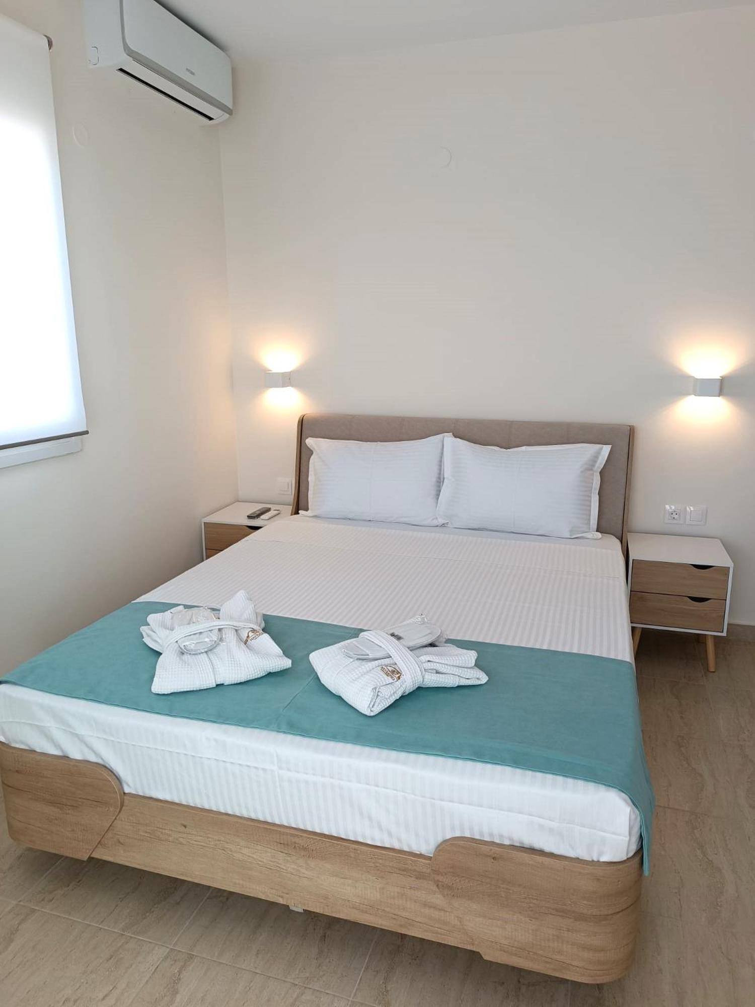 Navarino Luxe Suites Peraía Екстериор снимка