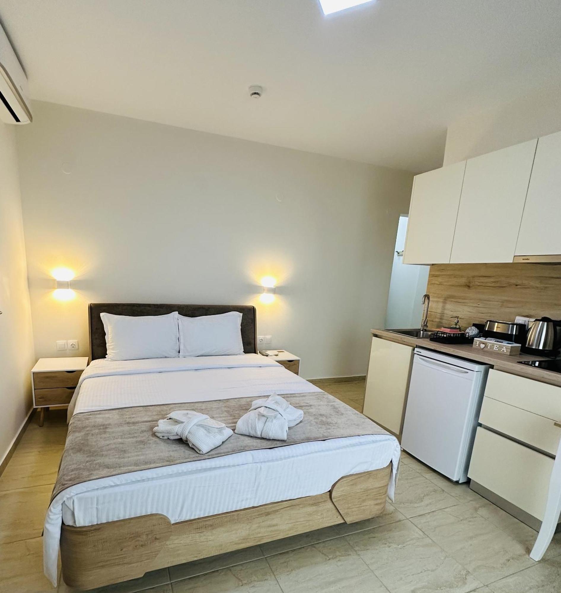 Navarino Luxe Suites Peraía Екстериор снимка
