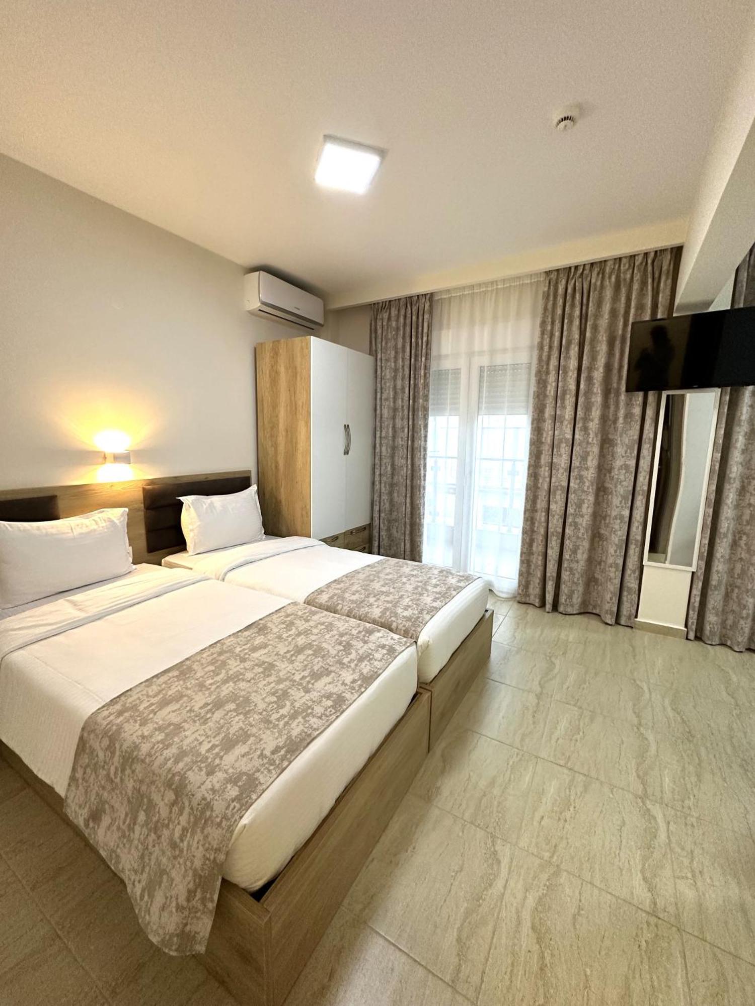 Navarino Luxe Suites Peraía Екстериор снимка
