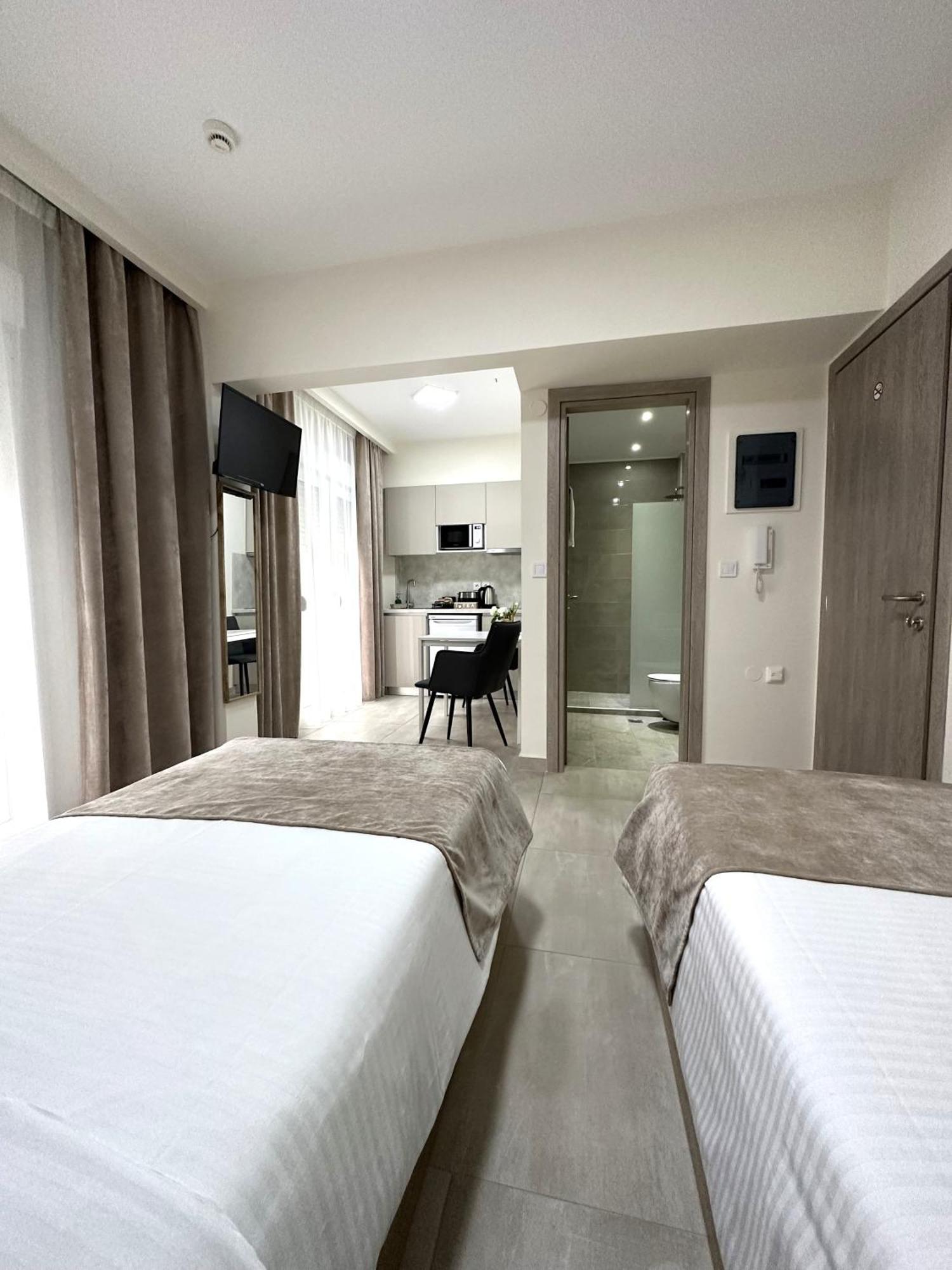 Navarino Luxe Suites Peraía Екстериор снимка