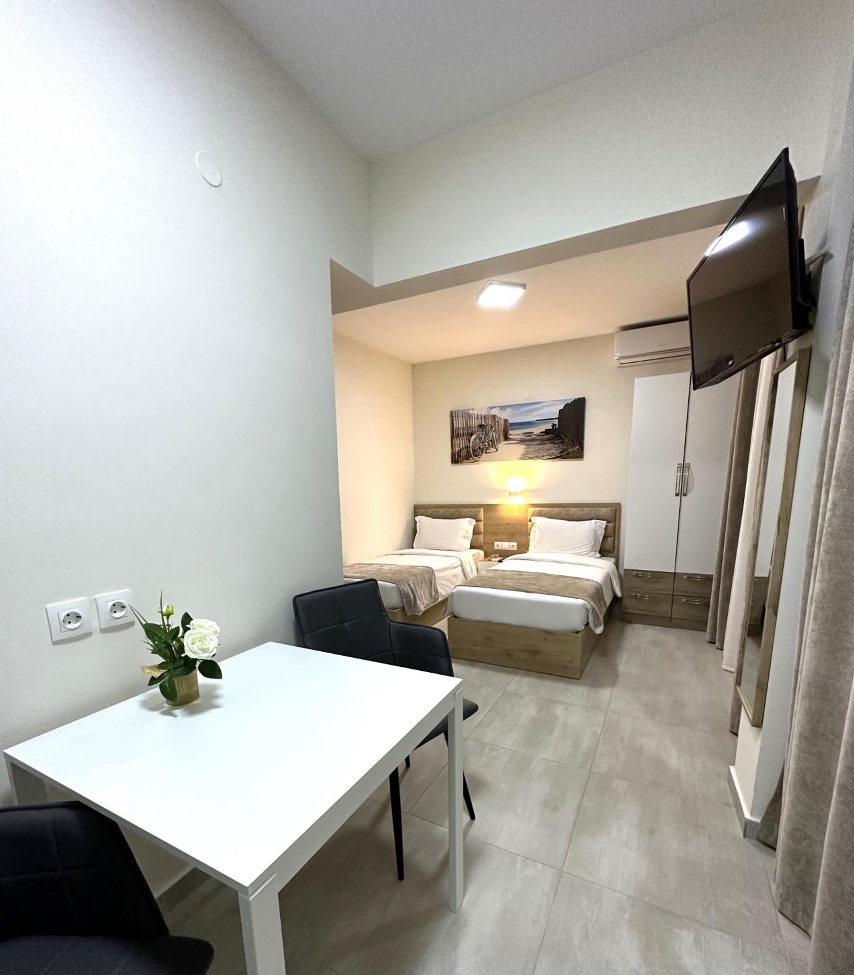 Navarino Luxe Suites Peraía Екстериор снимка