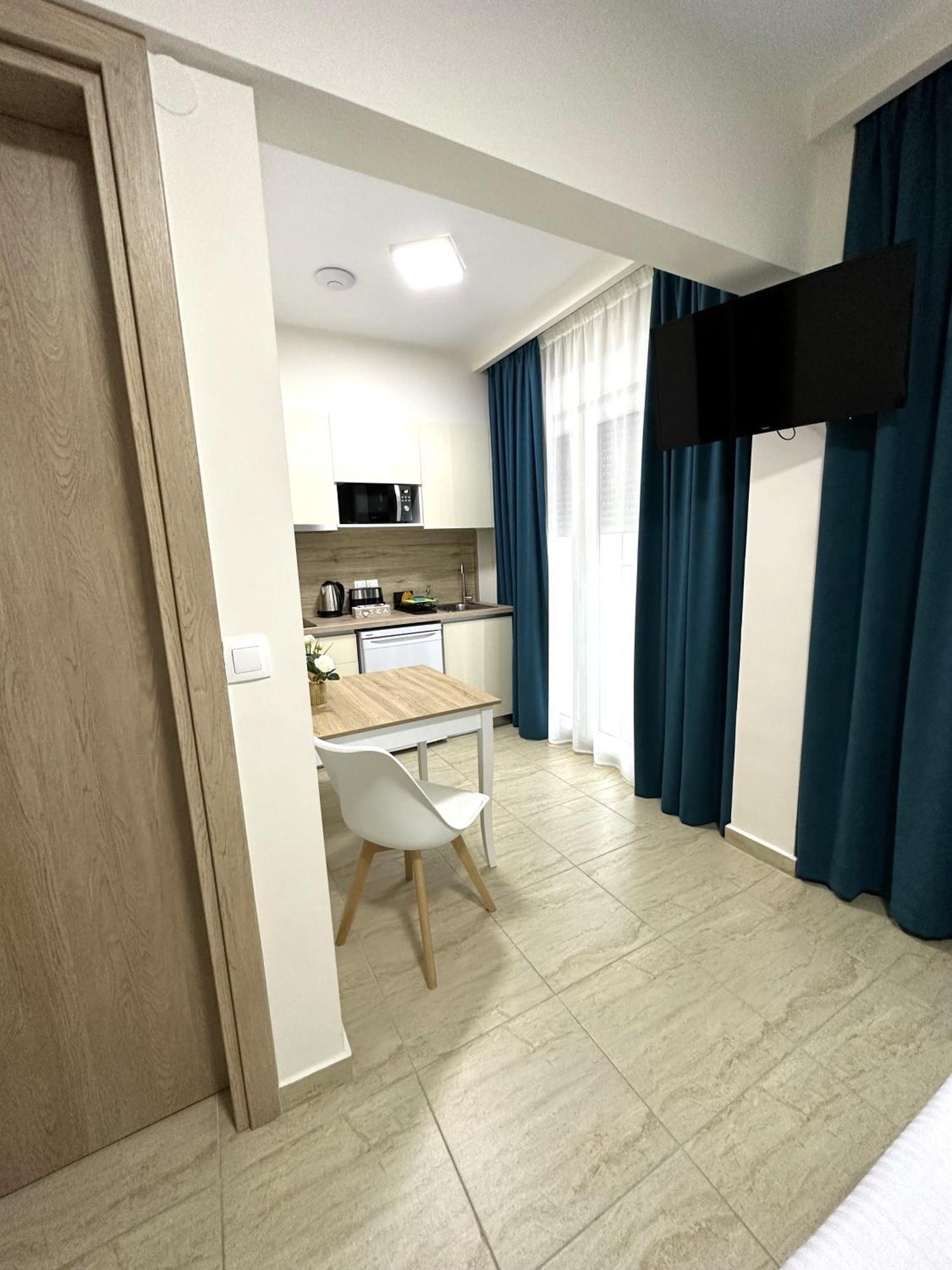Navarino Luxe Suites Peraía Екстериор снимка