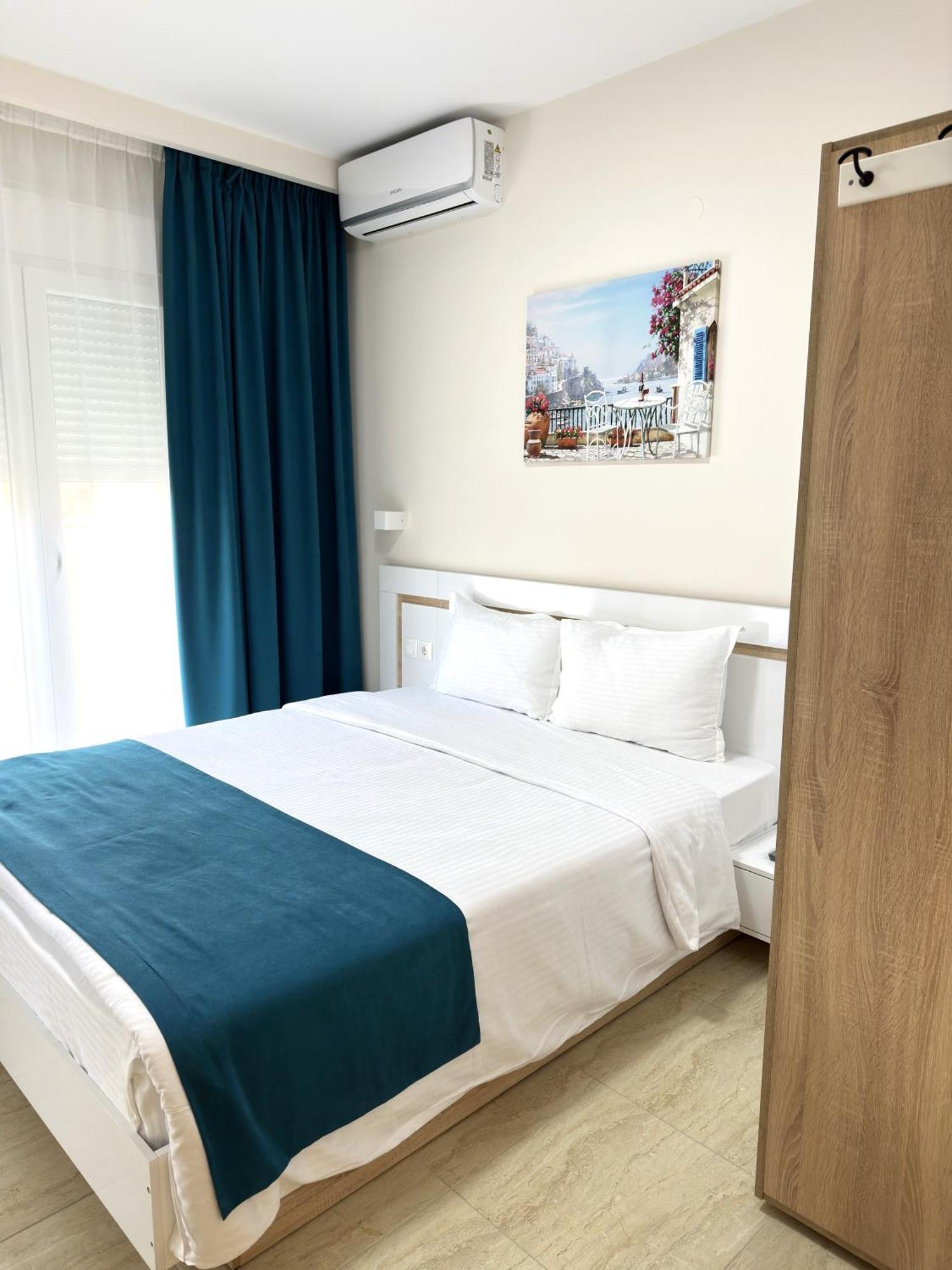 Navarino Luxe Suites Peraía Екстериор снимка