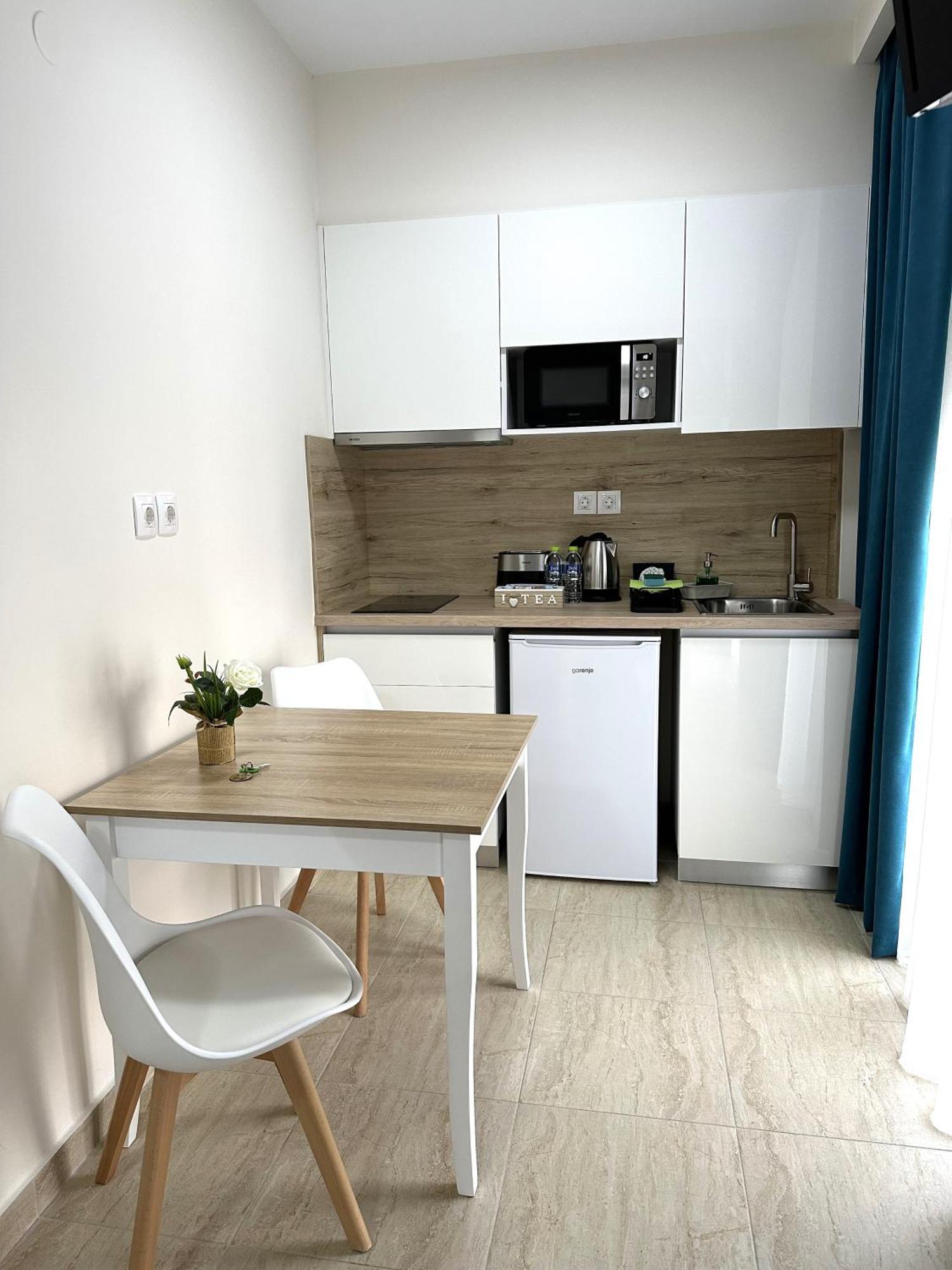 Navarino Luxe Suites Peraía Екстериор снимка