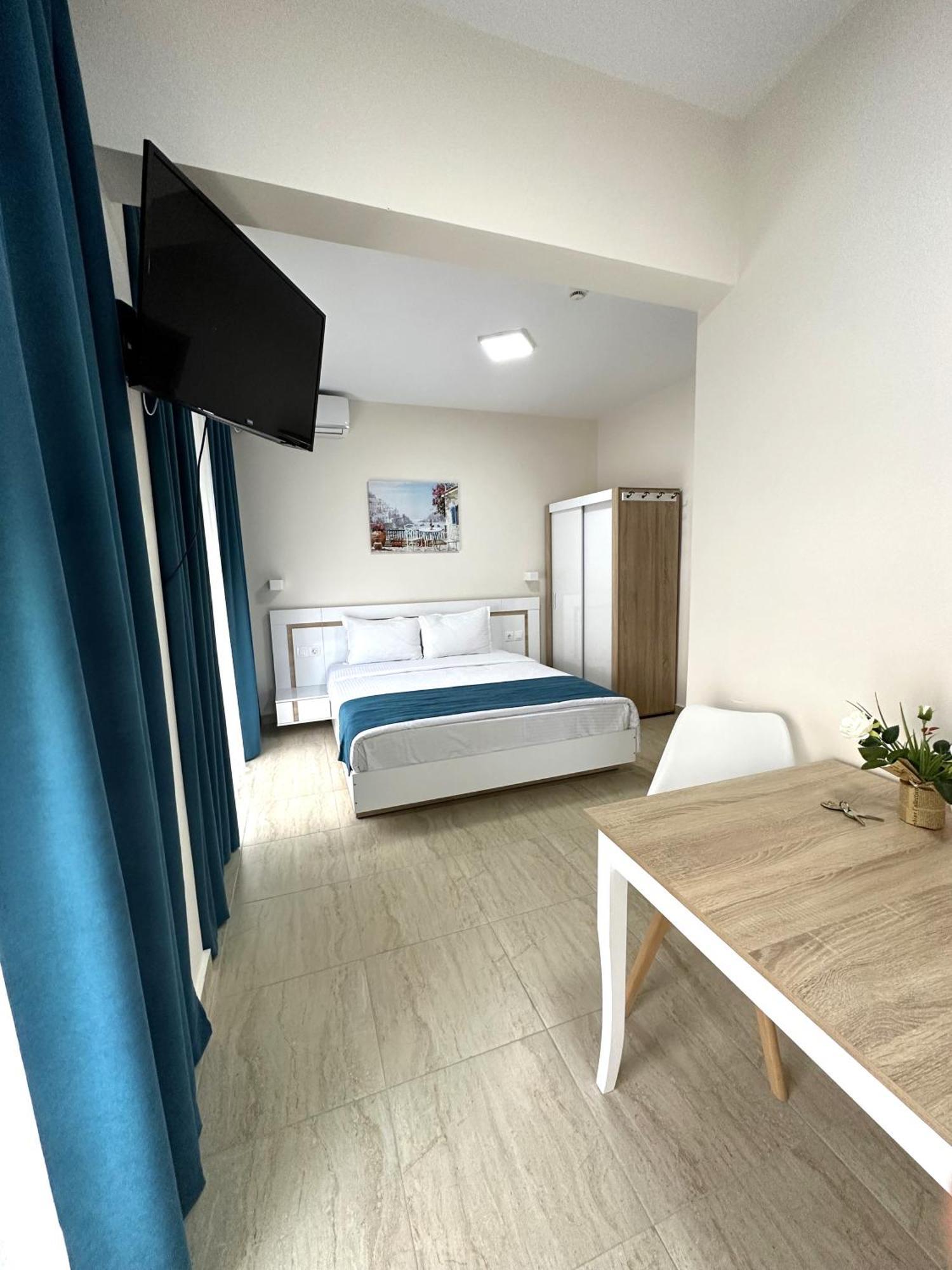 Navarino Luxe Suites Peraía Екстериор снимка
