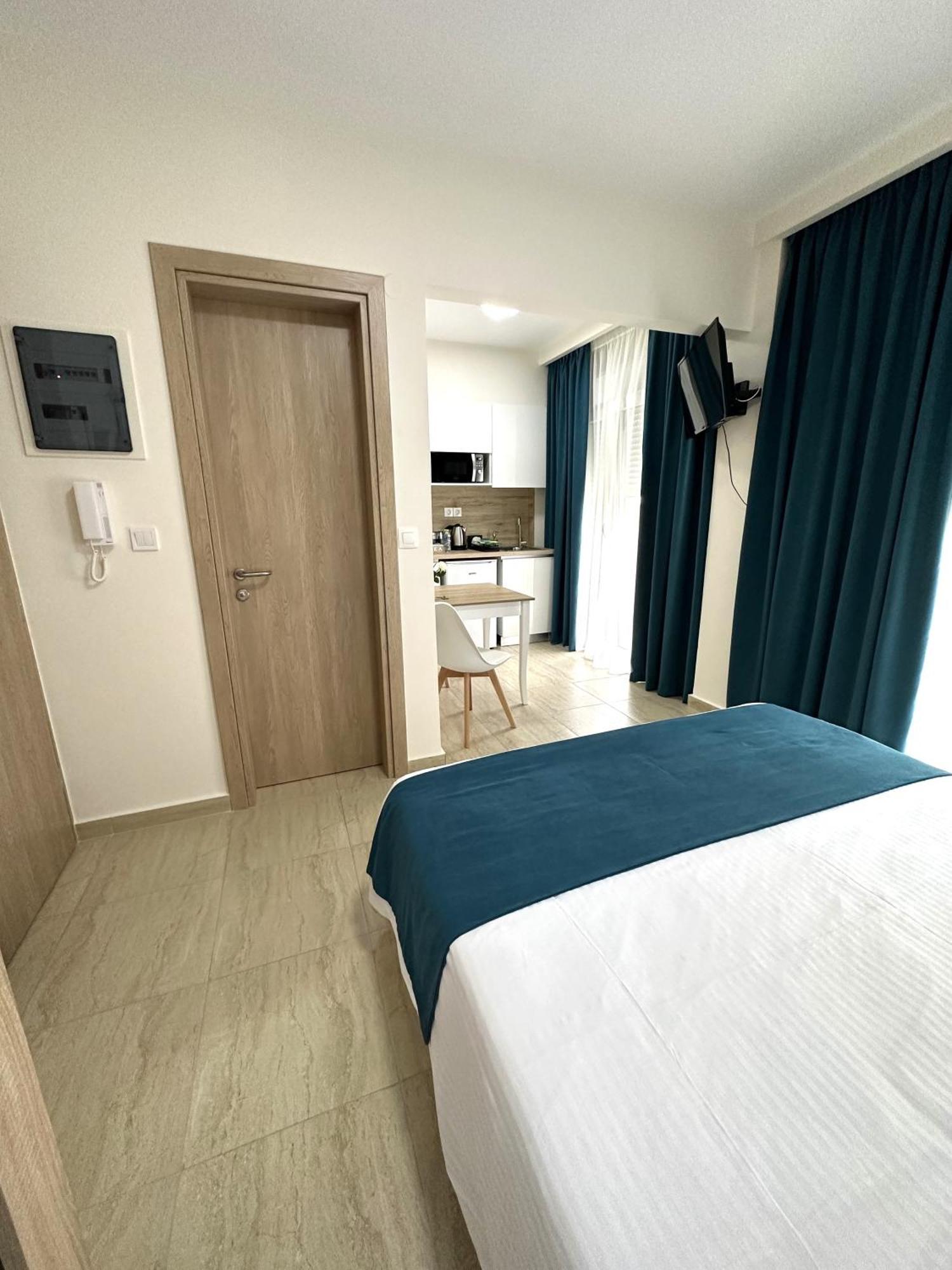 Navarino Luxe Suites Peraía Екстериор снимка