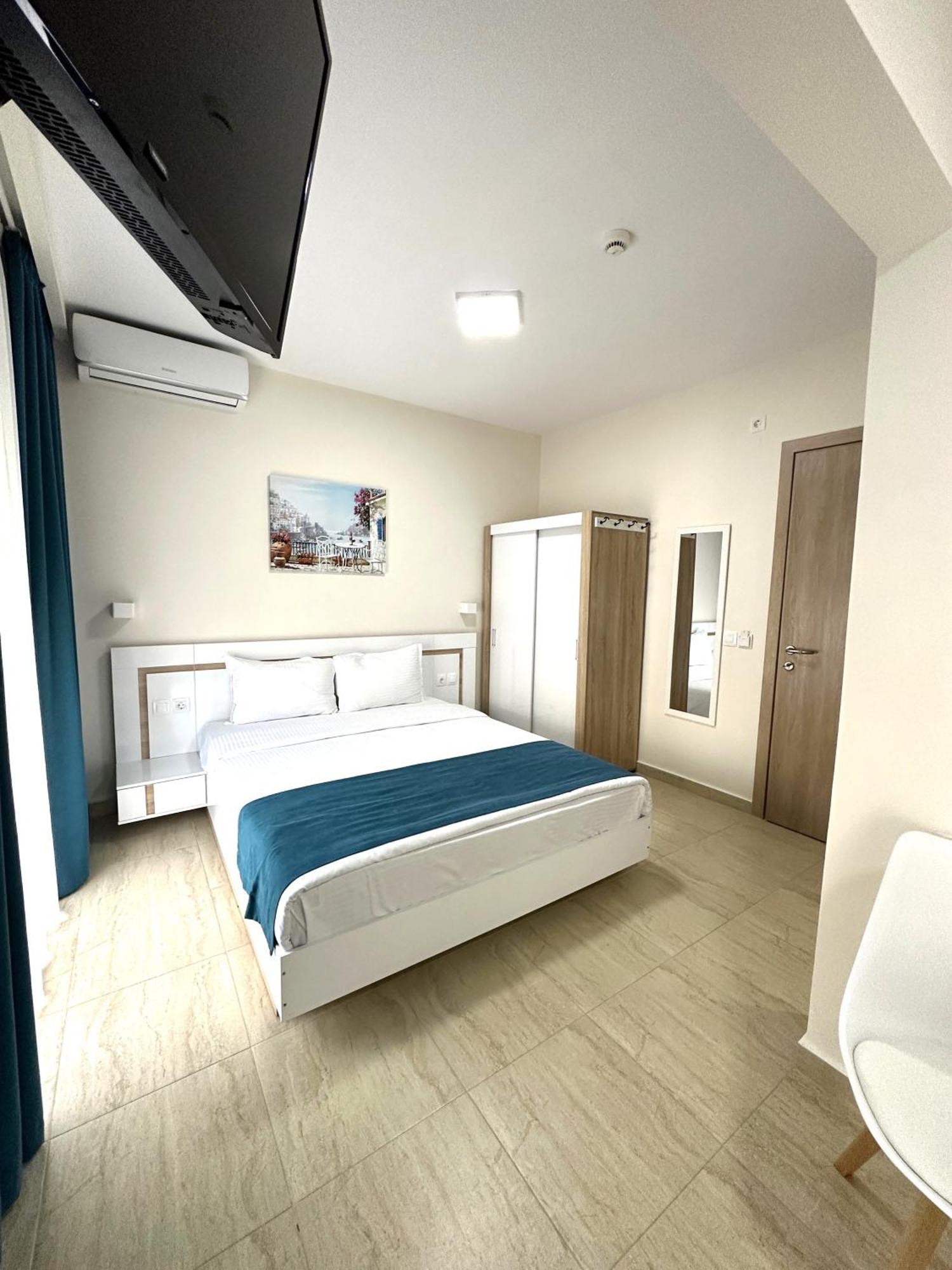 Navarino Luxe Suites Peraía Екстериор снимка