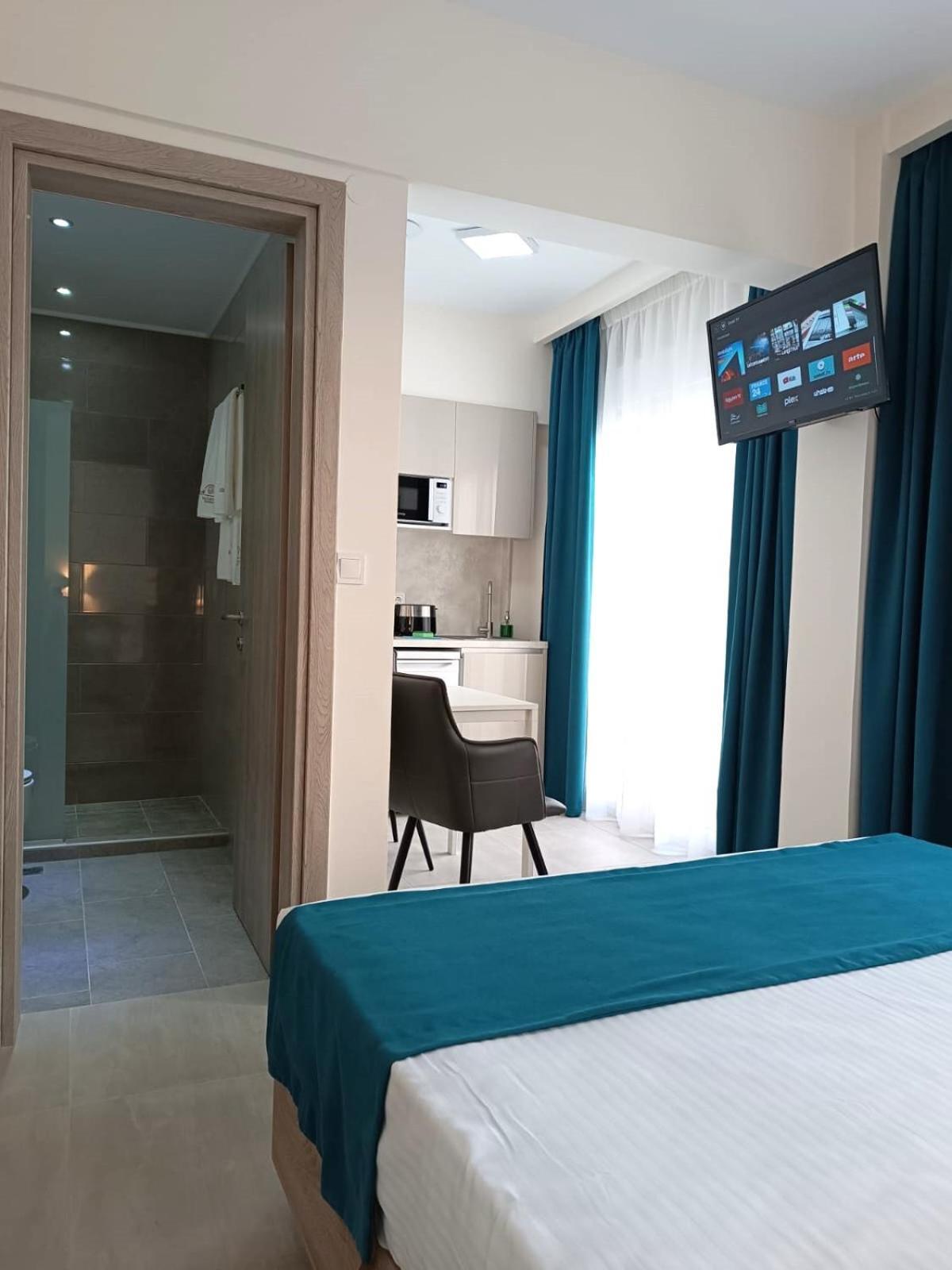 Navarino Luxe Suites Peraía Екстериор снимка