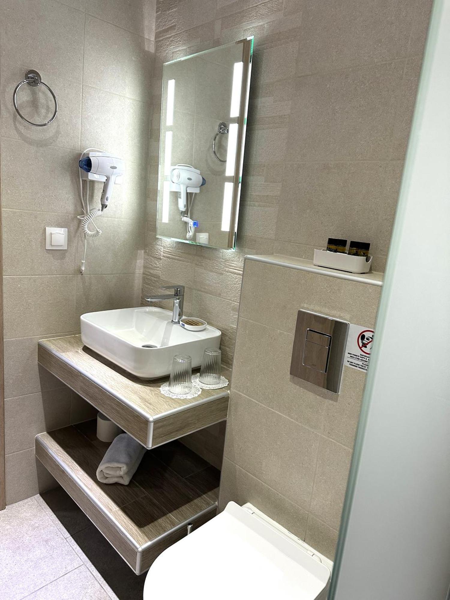 Navarino Luxe Suites Peraía Екстериор снимка